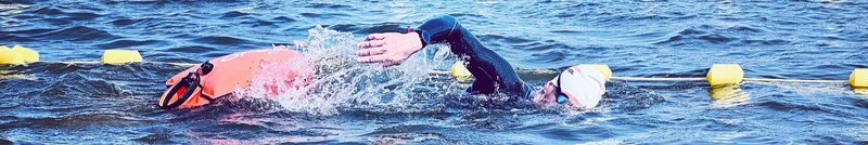 Adrian Kostera zwemmend op weg naar een wereldrecord in zijn 365-daagse triatlon rond de wereld.