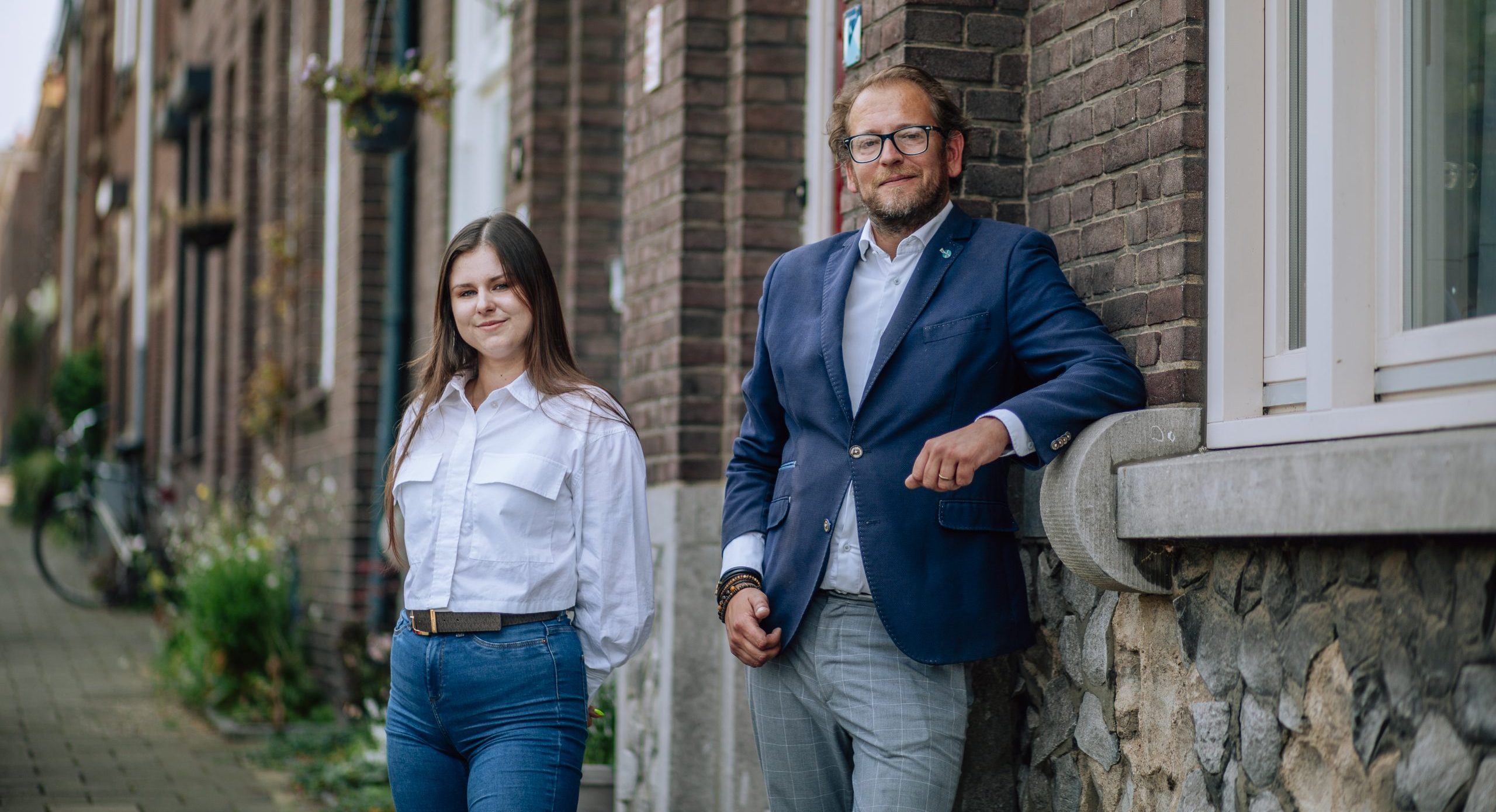 Twee Community Developers poseren bij het pand van LEAN HR in Roermond aan de Bisschop Lindanussingel 37