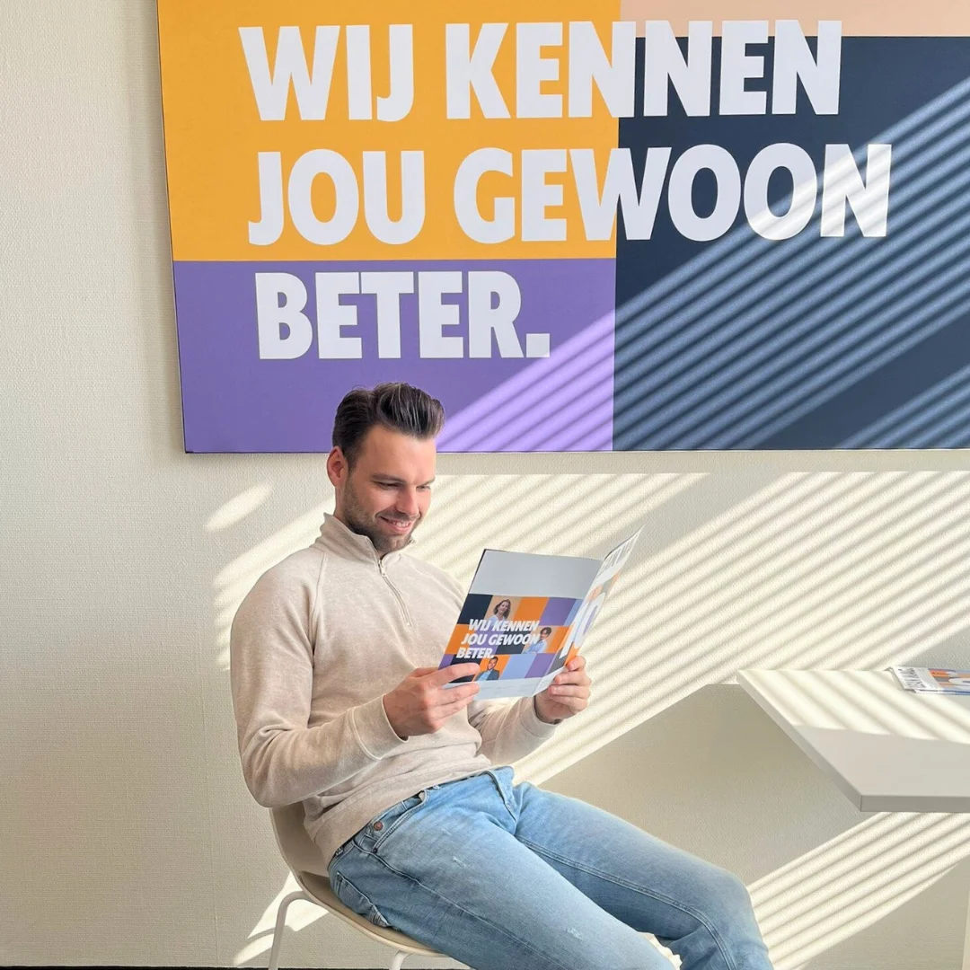 Jop (Team Lead bij LEAN HR in Venlo) leest de 1e editie van het LEAN MAG.